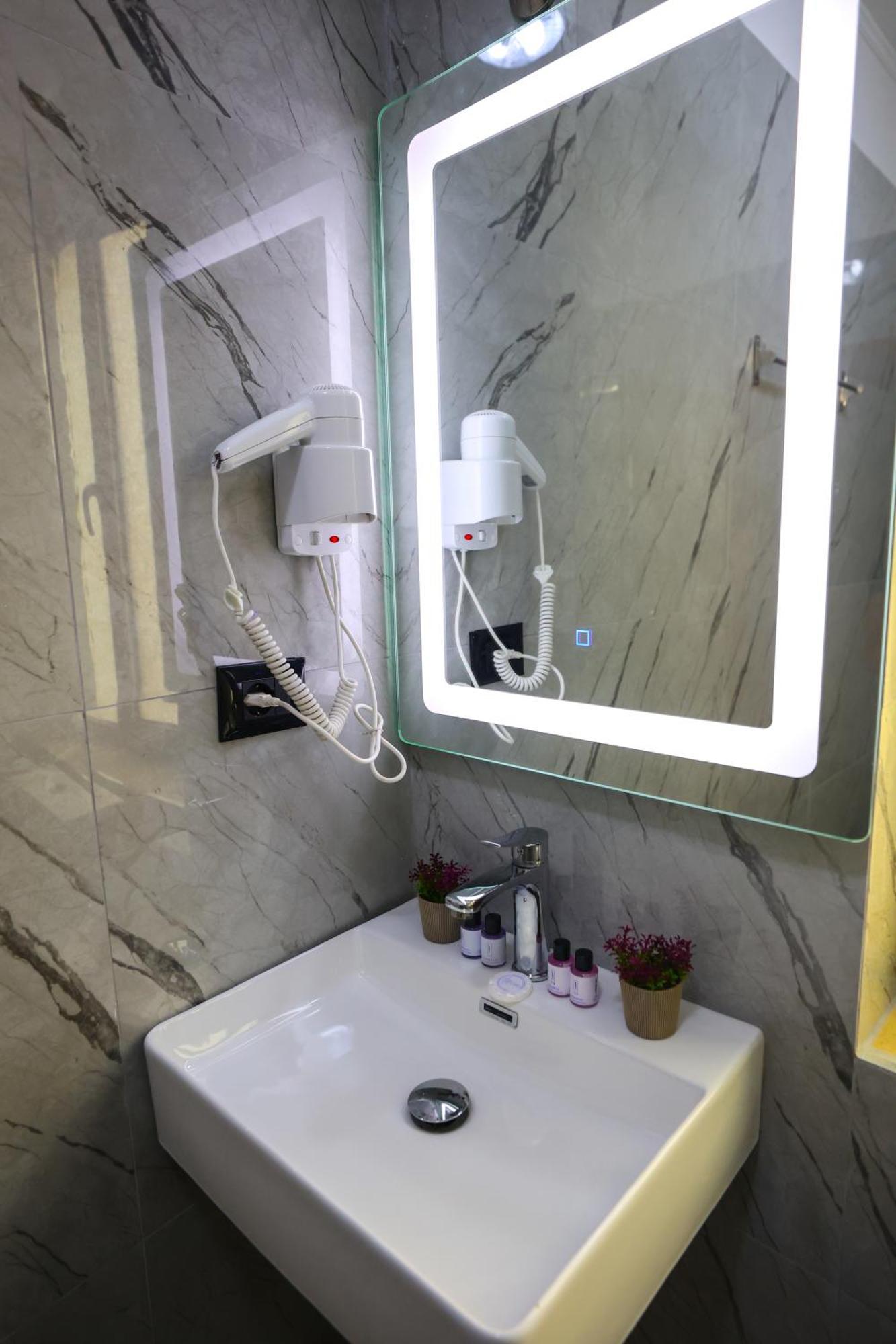 טיראנה Vila Alizee Hotel מראה חיצוני תמונה