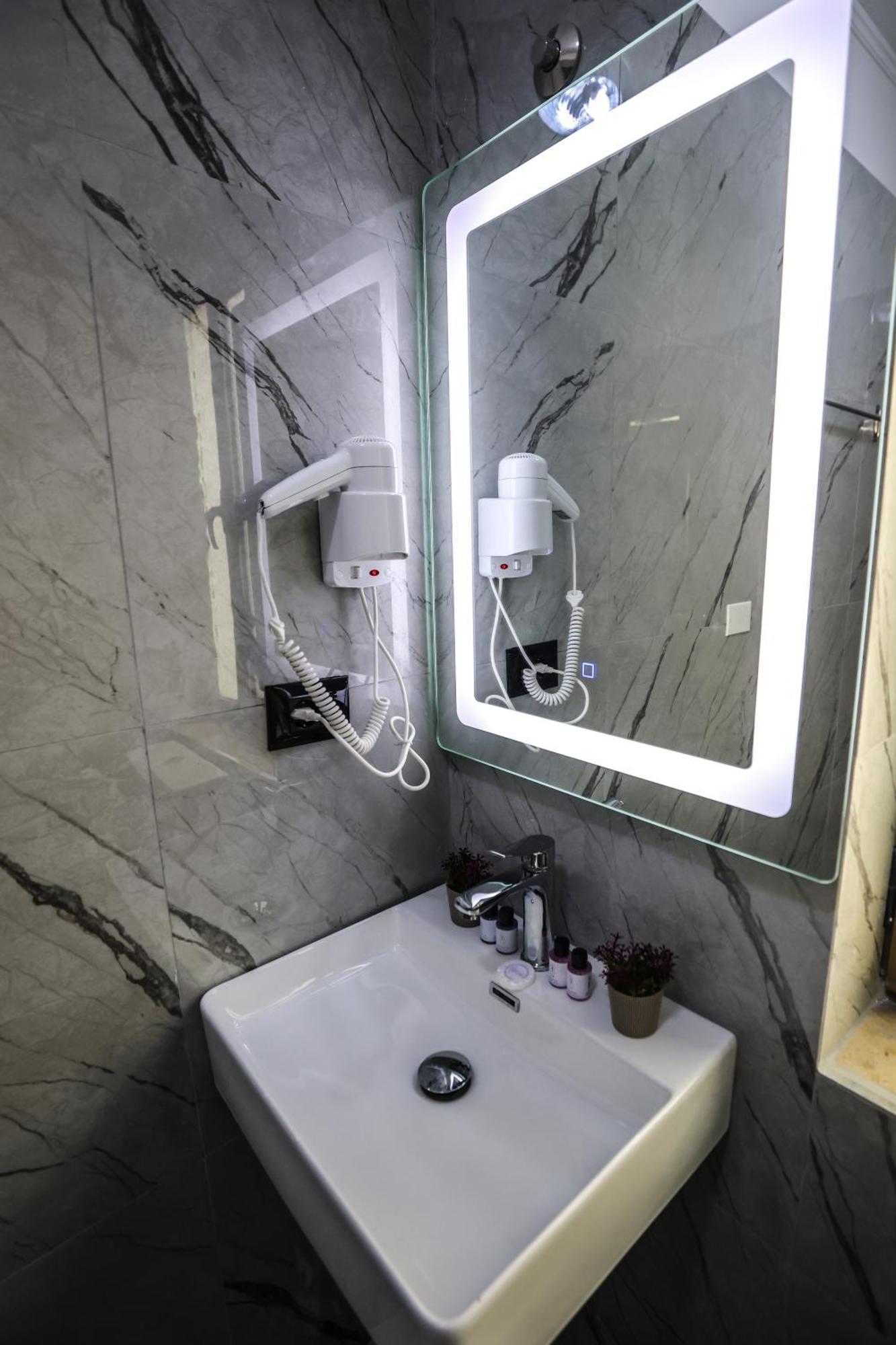 טיראנה Vila Alizee Hotel מראה חיצוני תמונה