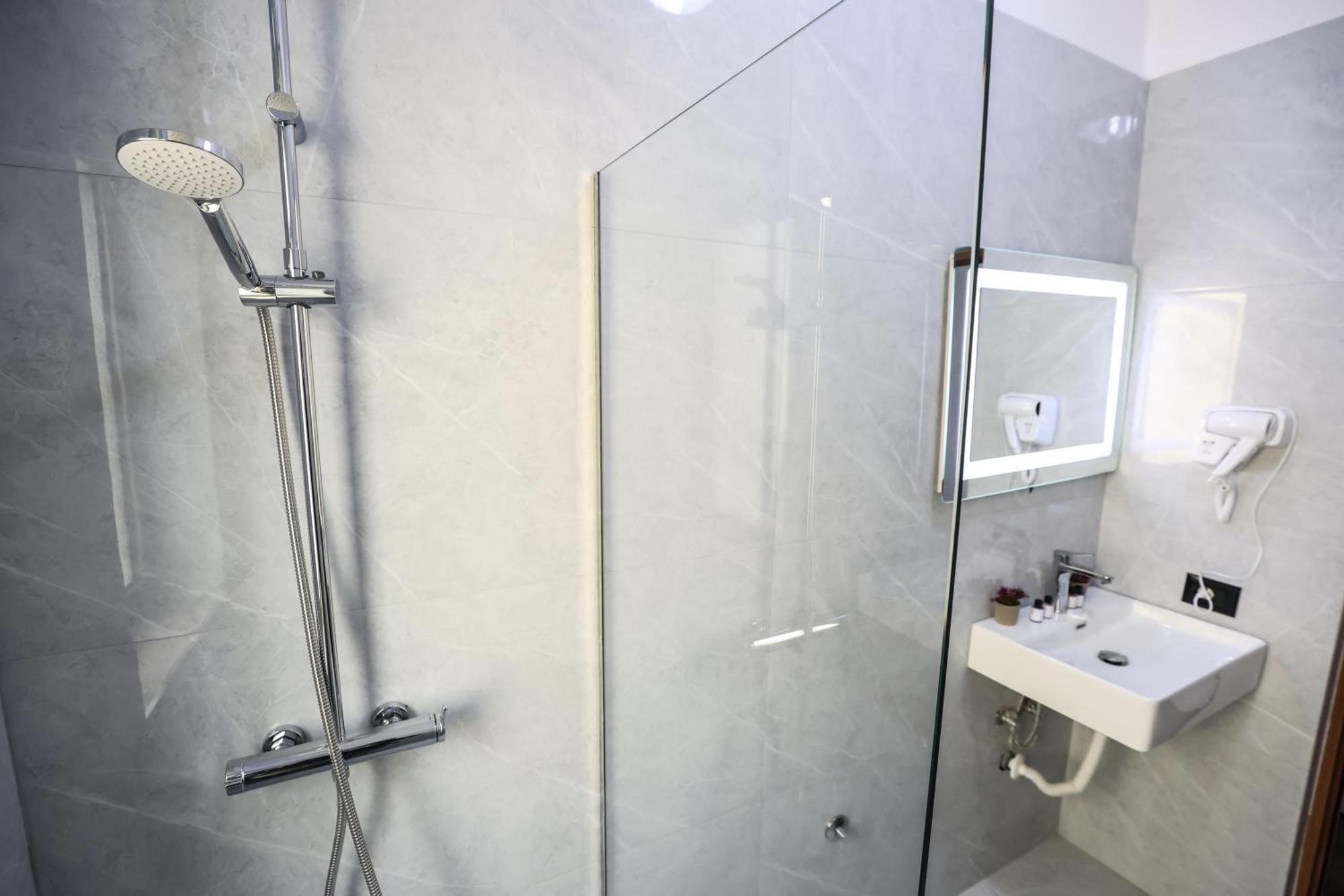 טיראנה Vila Alizee Hotel מראה חיצוני תמונה